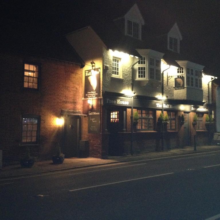 The Half Moon Inn ووكينغ المظهر الخارجي الصورة